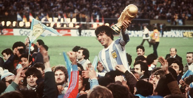 Dau-si-Mario-Kempes-dua-Argentina-lan-dau-len-dinh-World-Cup-1978-3