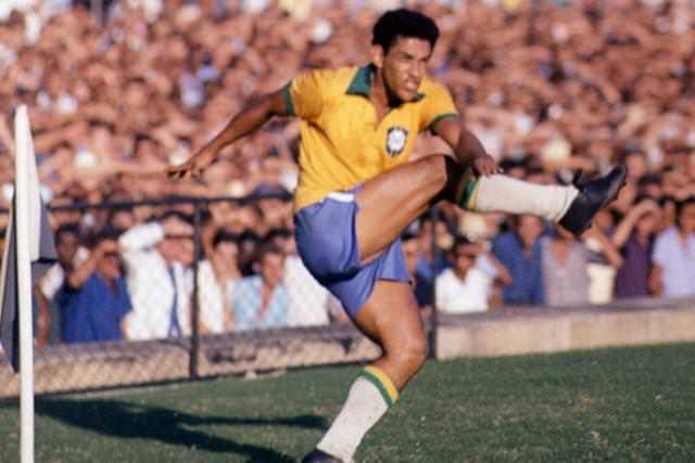 Hong-tuoc-Garrincha-bay-cao-Brazil-bao-ve-ngoi-vuong-World-Cup-1962-Garrincha