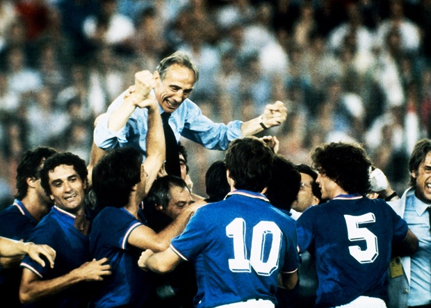 Paolo-Rossi-choi-sang-Y-can-bang-ki-luc-cua-Brazil-World-Cup-1982-2