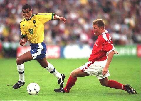 Bi-an-Ronaldo-Ga-Gaulois-gay-vang-World-Cup-1998-10