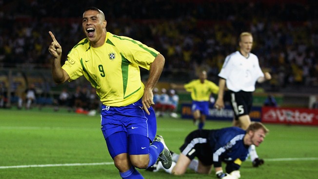 Ronaldo-ruc-sang-mang-cup-vang-thu-nam-cho-Brazil-World-Cup-2002-3