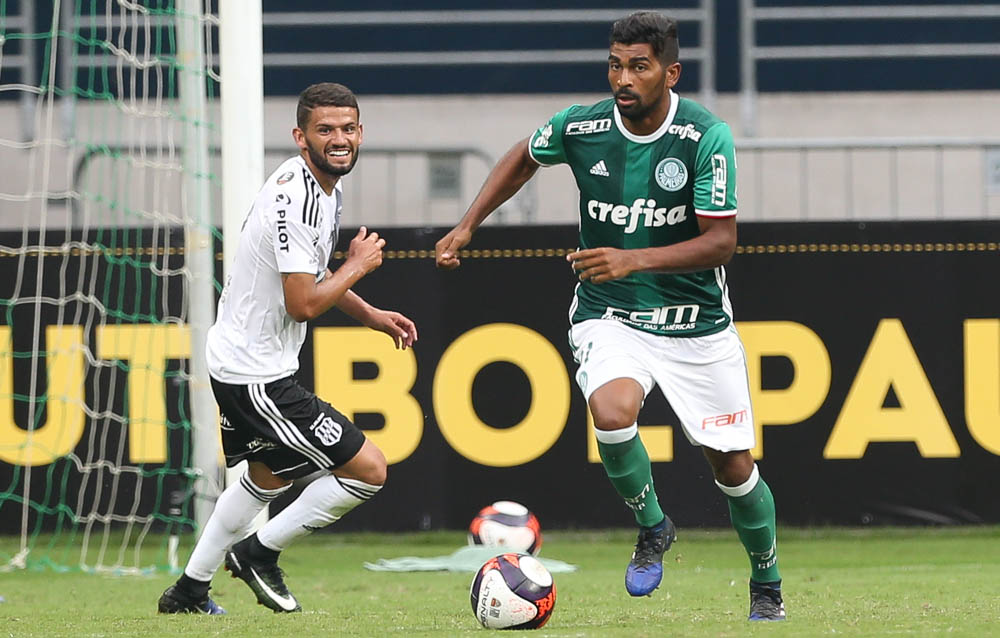 O jogador Thiago Santos, da SE Palmeiras, disputa bola com o jogador Jadson, da AA Ponte Preta, durante partida amistosa, na Arena Allianz Parque.