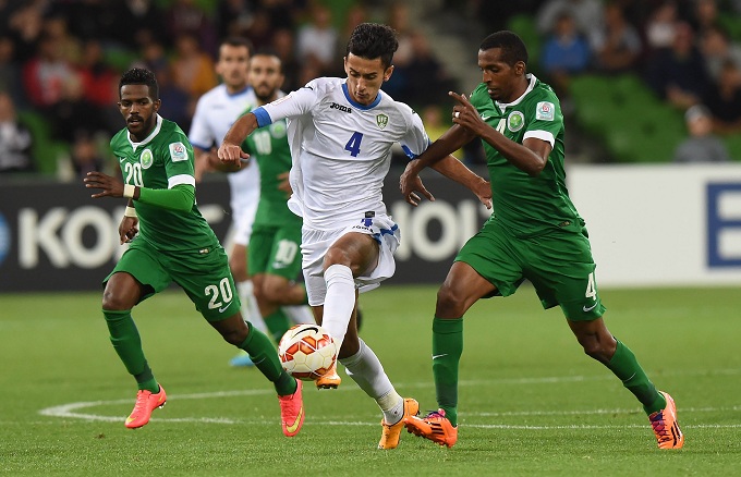 Sardor Rashidov of Uzbekistan (C) fights for the ball with Abdulla Aldossary of Saudi Arabia (R) and Nawaf Alabid (L) during the Group B Asian Cup football match between Uzbekistan and Saudi Arabia in Melbourne on January 18, 2015. AFP PHOTO / MAL FAIRCLOUGH - IMAGE RESTRICTED TO EDITORIAL USE - STRICTLY NO COMMERCIAL USE