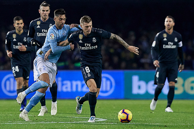 VIGO, SPAIN - NOVEMBER 11: Brais Mendez of Celta de Vigo competes for the ball with Toni Kroos of Real Madrid during the La Liga match between RC Celta de Vigo and Real Madrid CF at Abanca Balaidos Stadium on November 11, 2018 in Vigo, Spain (Photo by Quality Sport Images/Getty Images)