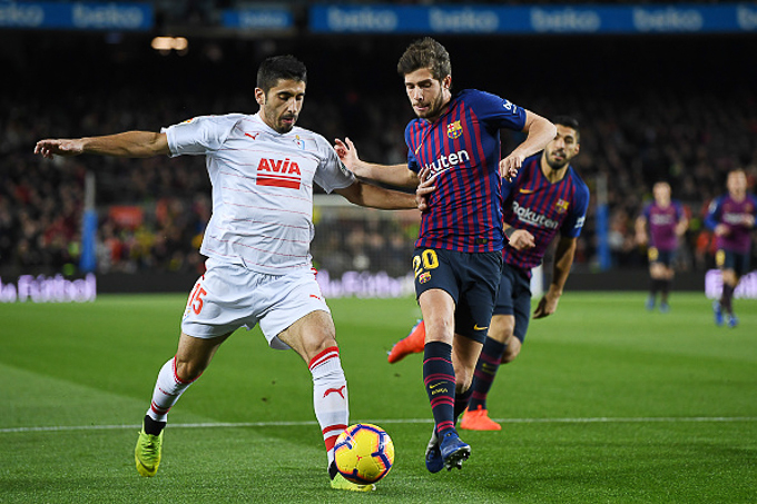 BARCELONA, SPAIN - JANUARY 13: Jose Angel Cote (L) of Eibar is challenged by Sergi Roberto of FC Barcelona during the La Liga match between FC Barcelona and SD Eibar at Camp Nou on January 13, 2019 in Barcelona, Spain. (Photo by David Ramos/Getty Images)