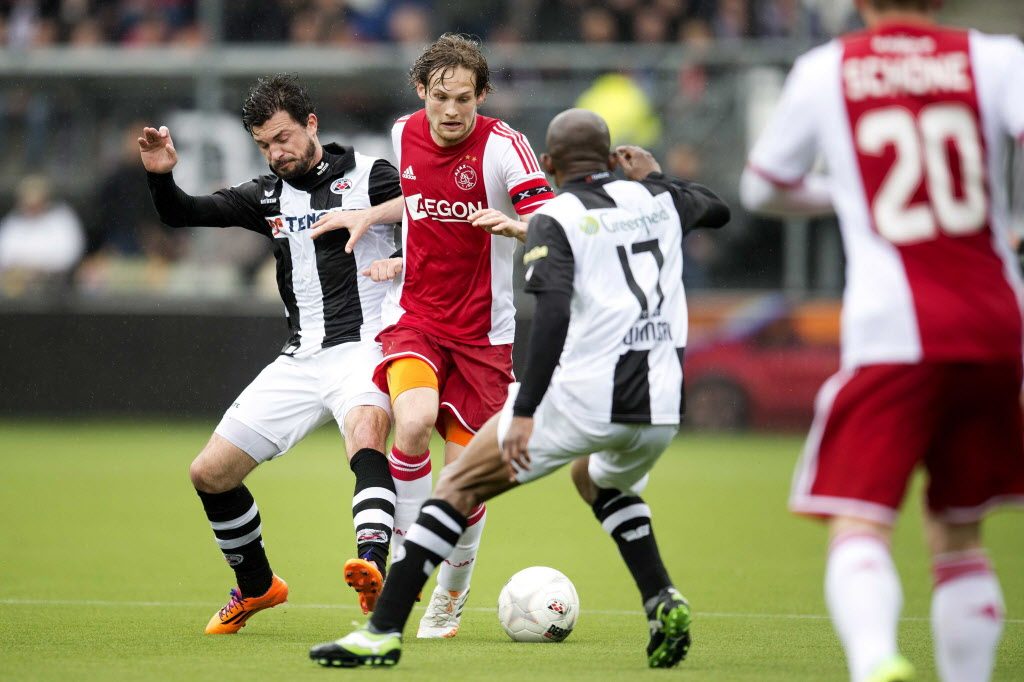 epa04182462 Daley Blind (C) of Ajax Amsterdam duels with Kwame Quansah and Simon Cziommer (L) of Heracles Almelo during their Dutch Eredivisie match in Almelo, Netherlands, 27 April 2014. EPA/OLAF KRAAK ORG XMIT: 27065975